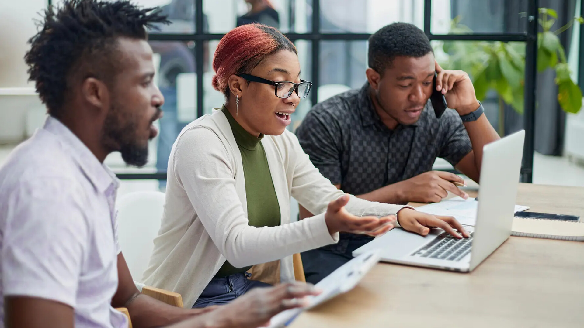 Équipe professionnelle travaillant ensemble